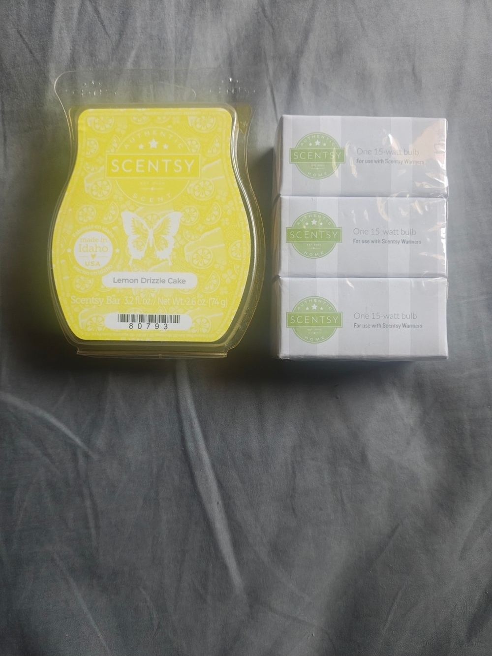 Scentsy Lemon Drizzle Cake Wax Bar - Yellow & 15-Watt Light Bulbs
